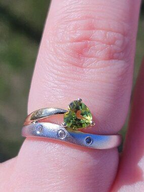 10K White & Yellow Gold Heart Peridot Bezel Set Diamond Wave Band Ring Size 6.5